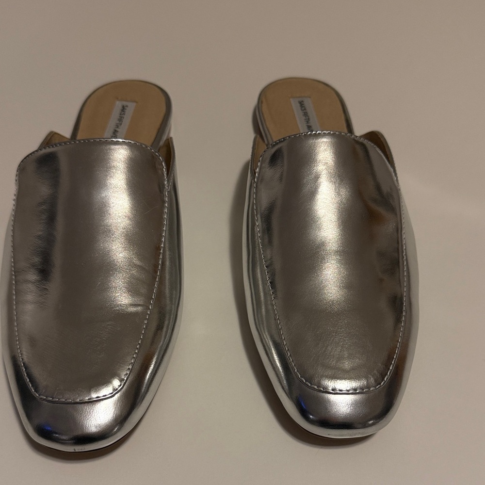 Women’s Saks Fifth Avenue size 9.5 metallic silver slip on mules 12T1226